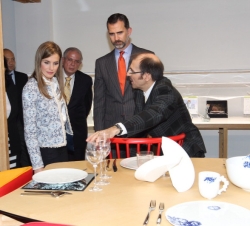 Don Felipe y Doña Letizia, durante su visita a la exposición "Tapas: Spanish Design for Food"